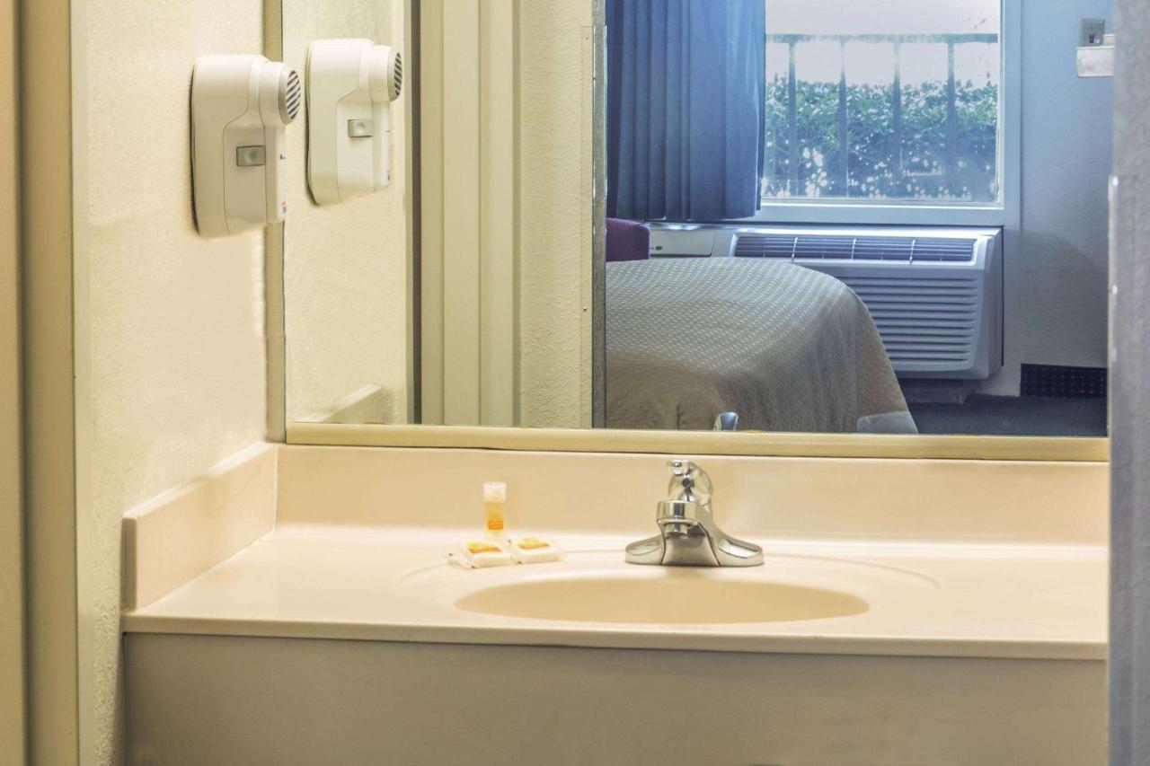 Days Inn By Wyndham Lake Park/Valdosta Extérieur photo